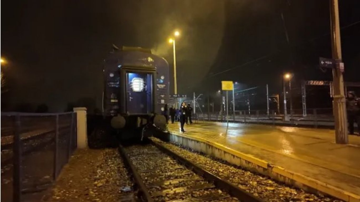 След денонощие в брониран влак: Българската делегация се върна от Украйна (снимки)