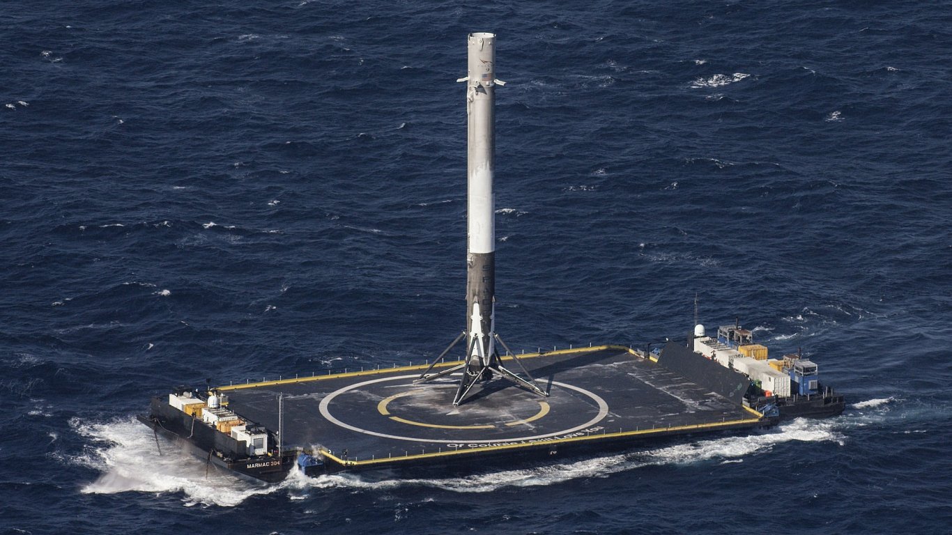 Безпилотни баржи на SpaceX ще бъдат превърнати в морски интернет станции Starlink