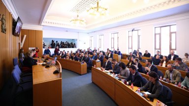 След почивка в зала бяха направени пет предложения за заместник