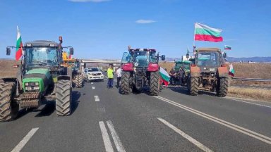 Фермерите блокират магистрала и трите изхода на магистрала Тракия на