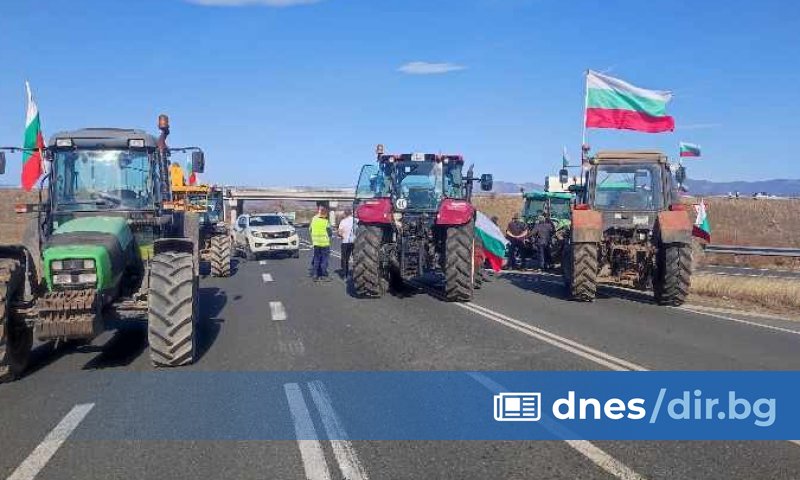 Фермерите блокират магистрала и трите изхода на магистрала Тракия на