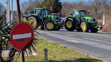 Седмицата започва с фермерски пътни блокади в "над 50 горещи точки" в страната