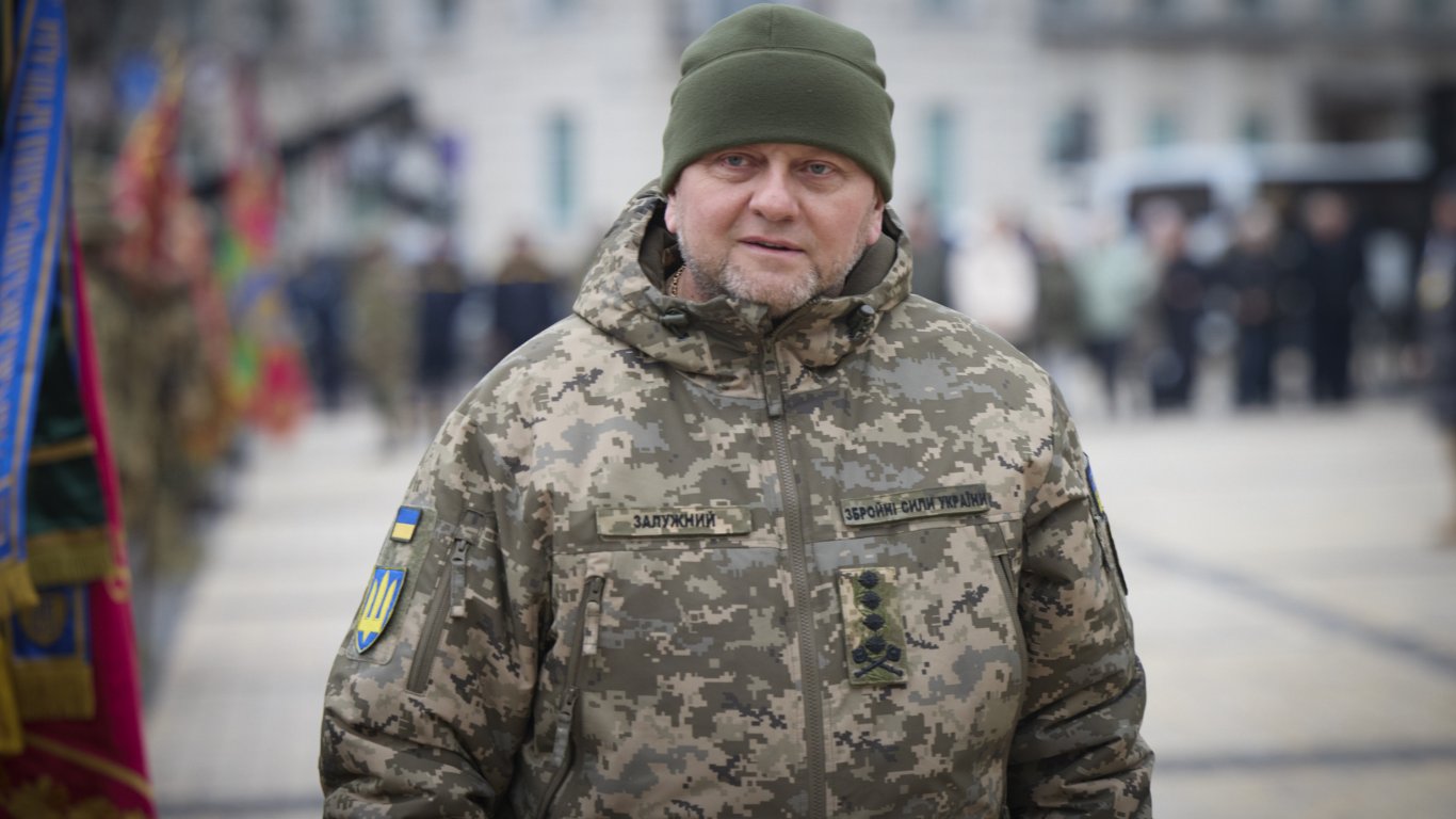 Зеленски удостои Залужни с "Герой на Украйна", в Кремъл не очакват промяна след смяната му