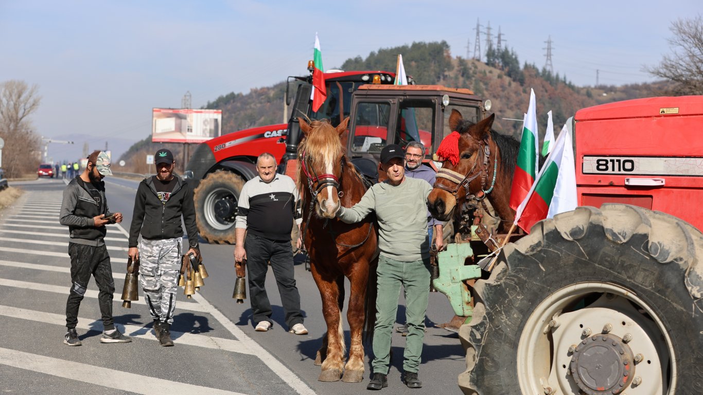 Земеделците спряха движението на пътя Варна - Бургас, край Харамията