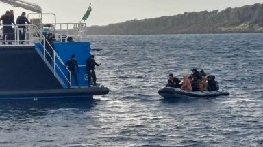 Българският граничен кораб "Балчик" спаси 44 бедстващи мигранти до остров Лесбос