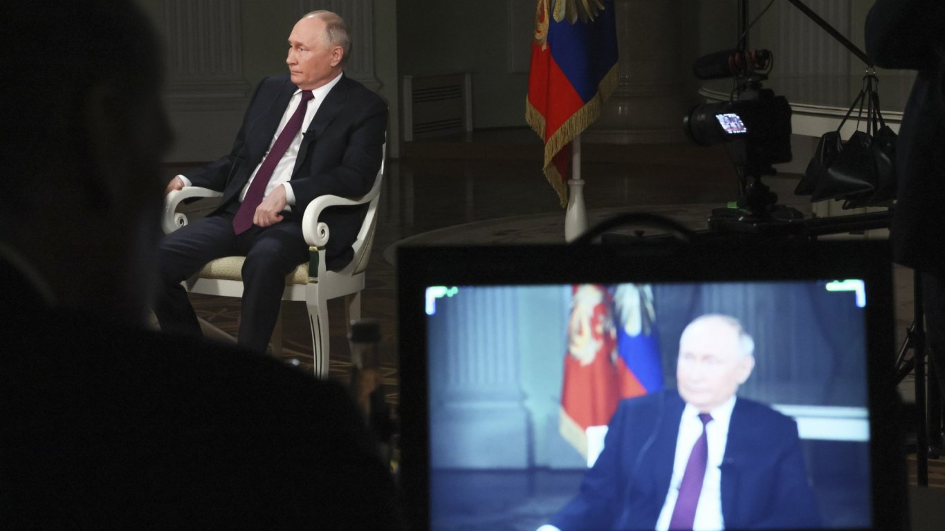 ЕК за интервюто на Карлсън: Съжаляваме, че Путин получи възможност да повтори лъжи