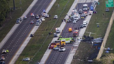 Малък самолет се разби на магистрала във Флорида, загинаха двама души