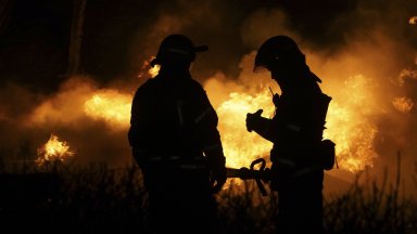 Около 120 пожарникари се борят с огнената стихия подпомагани от