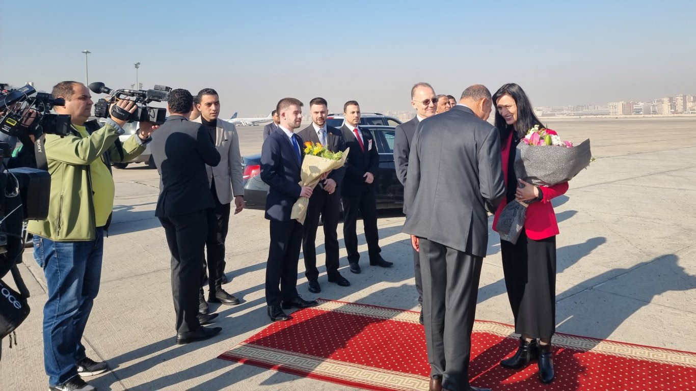 Първа визита на наш външен министър след 12 години: Габриел заведе половината кабинет в Египет 