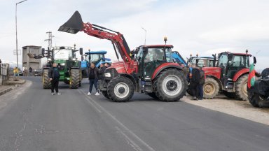 Протестът разцепи земеделците, производители на картофи блокираха пътя за Гърция