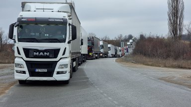 Опашка от камиони при Гюргево на влизане в България