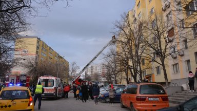 Евакуираха 8-етажен блок в Хасково заради пожар (снимки)