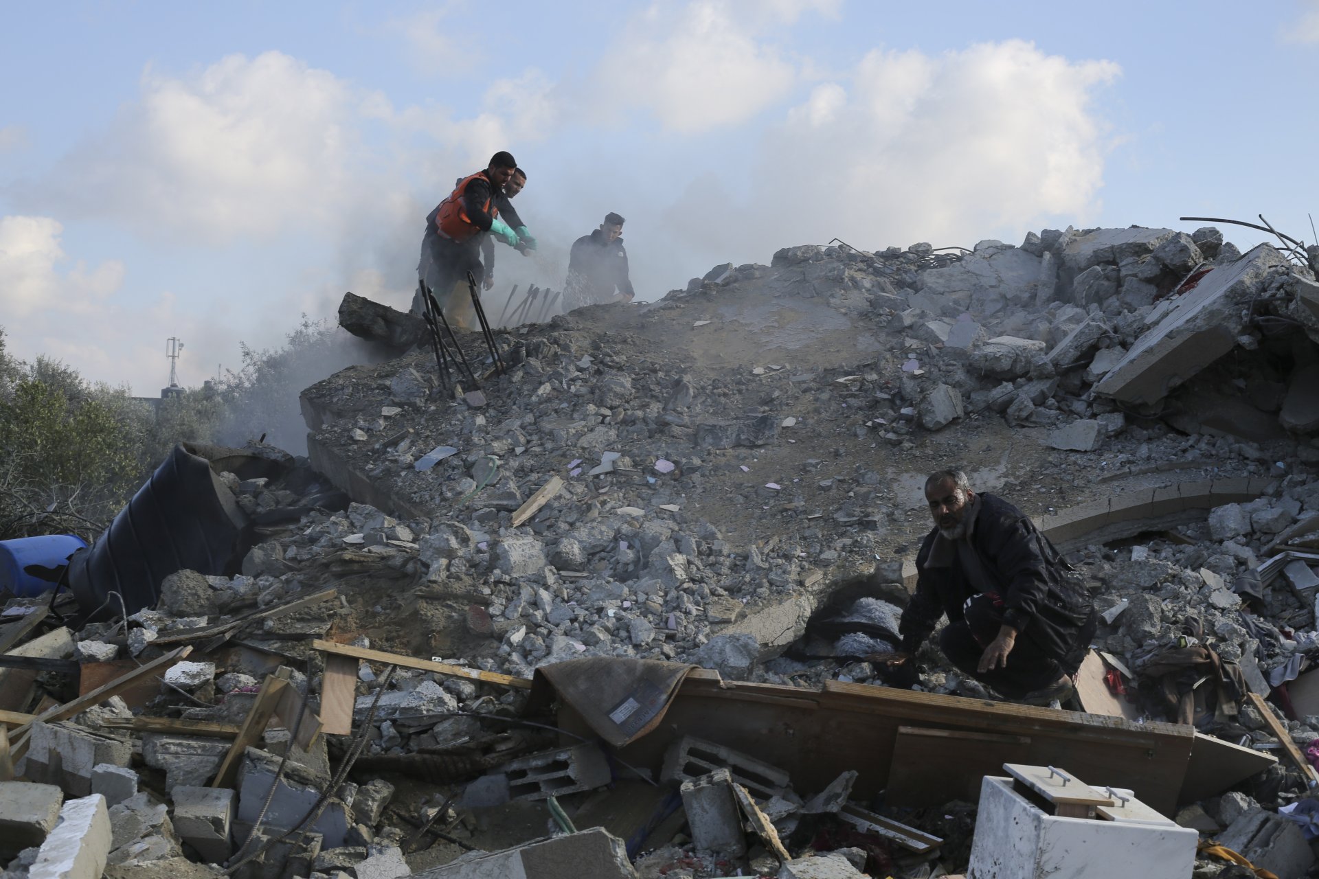  В търсене на оживели след израелски въздушен удар по жилищна постройка в Рафах на 10 февруари 