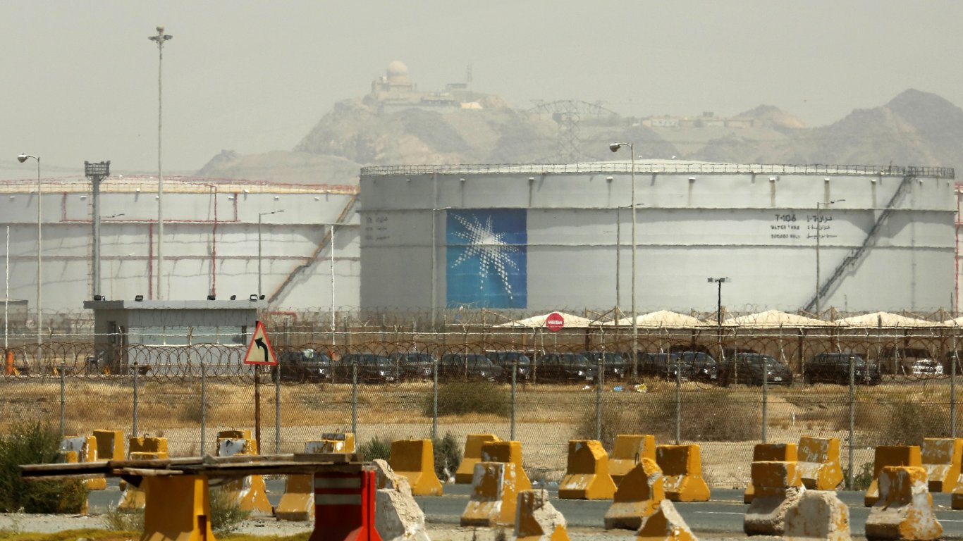 Петролът рязко поевтиня със спадането на напрежението в Близкия изток