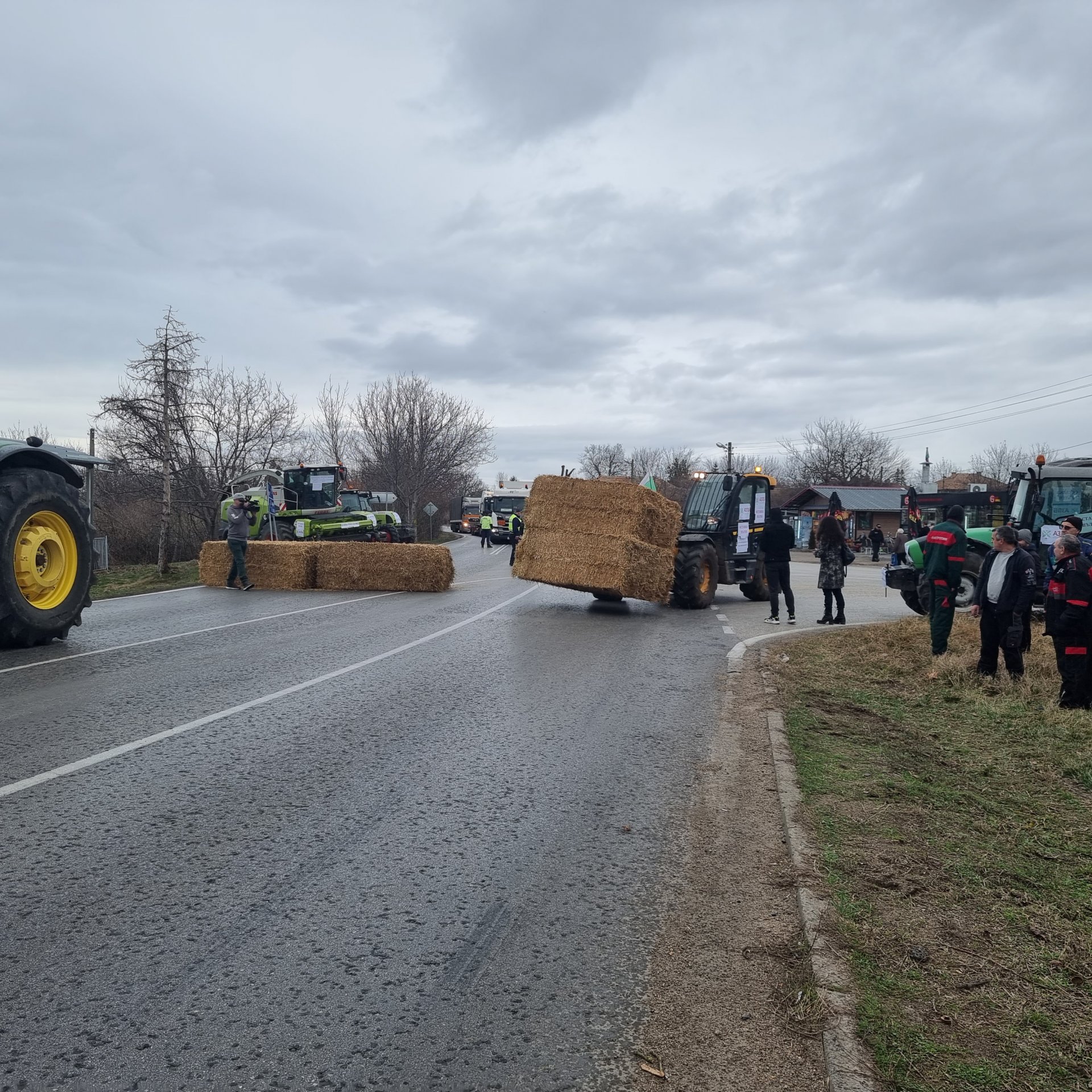 Фермери блокираха с трактори и бали слама пътя Русе - Велико Търново край село Поликраище 