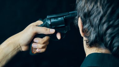 Пиян влезе в парти център и насочи пистолет в главата си