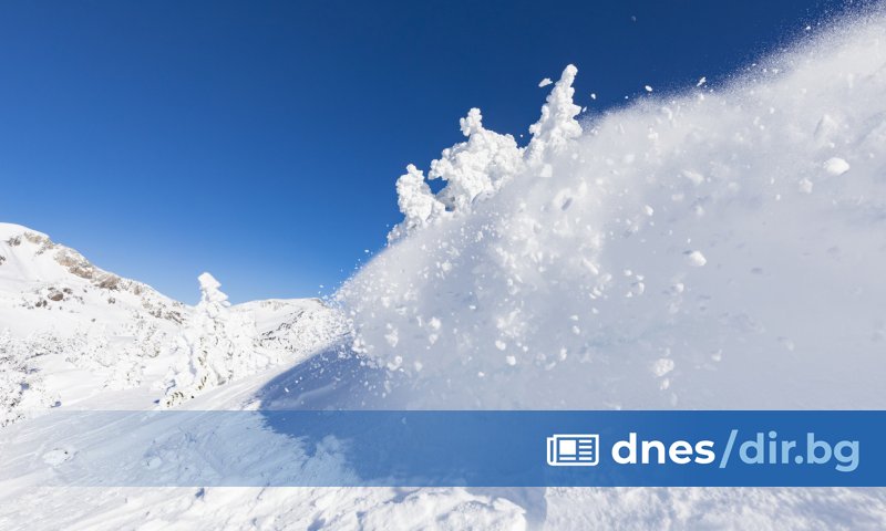 Десет души са били затрупани от лавина, която е паднала