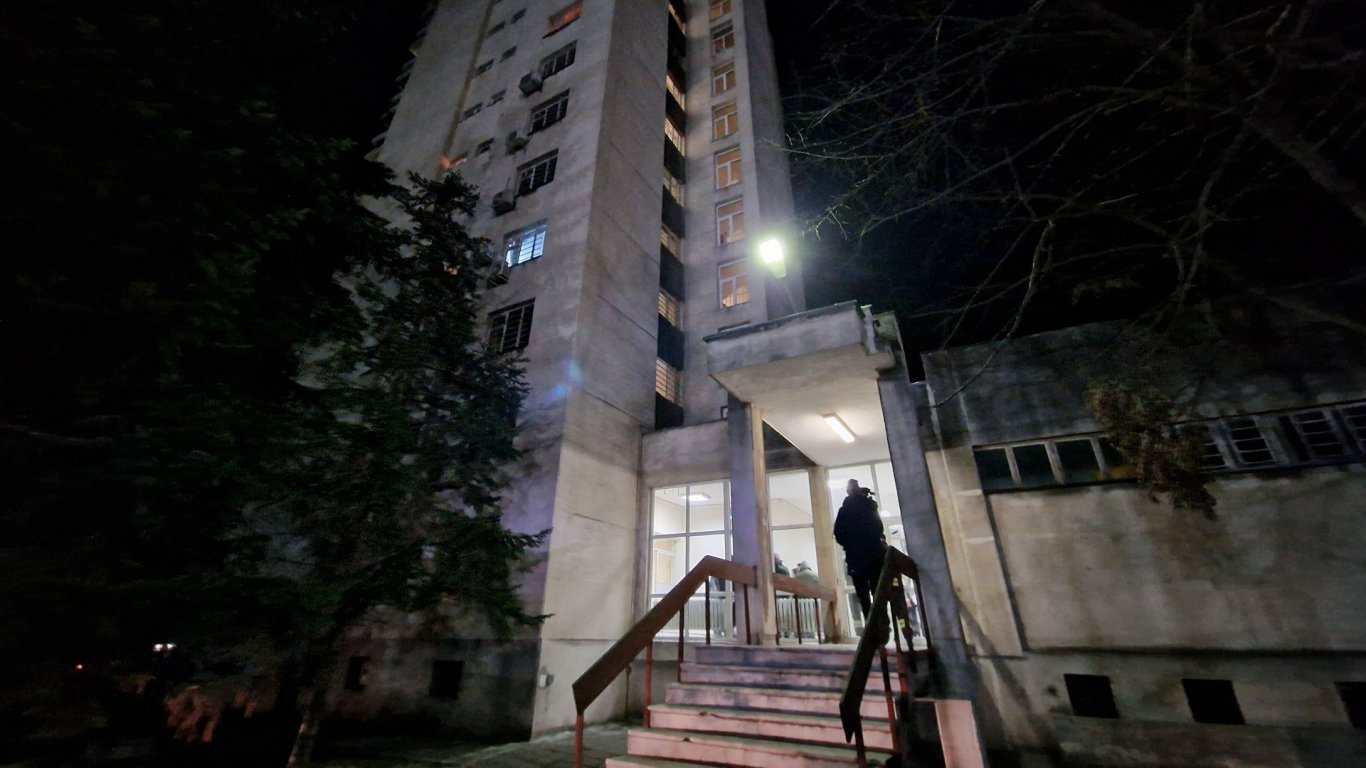 Горя центърът за психично здраве в Бургас, евакуираха пациенти и персонал (видео/снимки)
