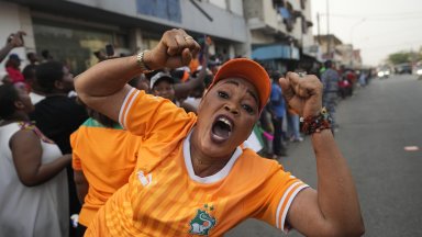 Хиляди по улиците оцветиха "оранжевия" парад на победaта в Абиджан