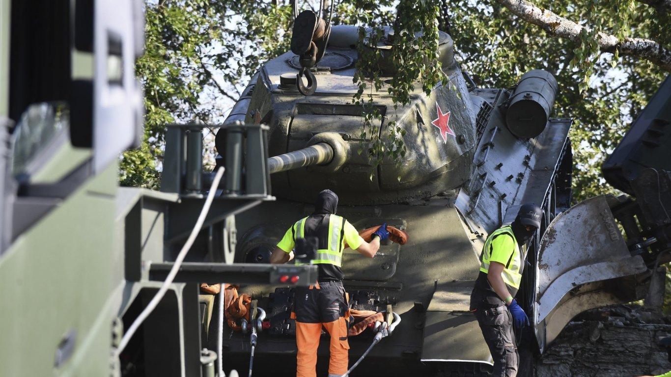 Работници отстраняват съветски танк Т-34 от постамента, върху който беше поставен, в град Нарва, Естония, на 16 август 2022 г.
