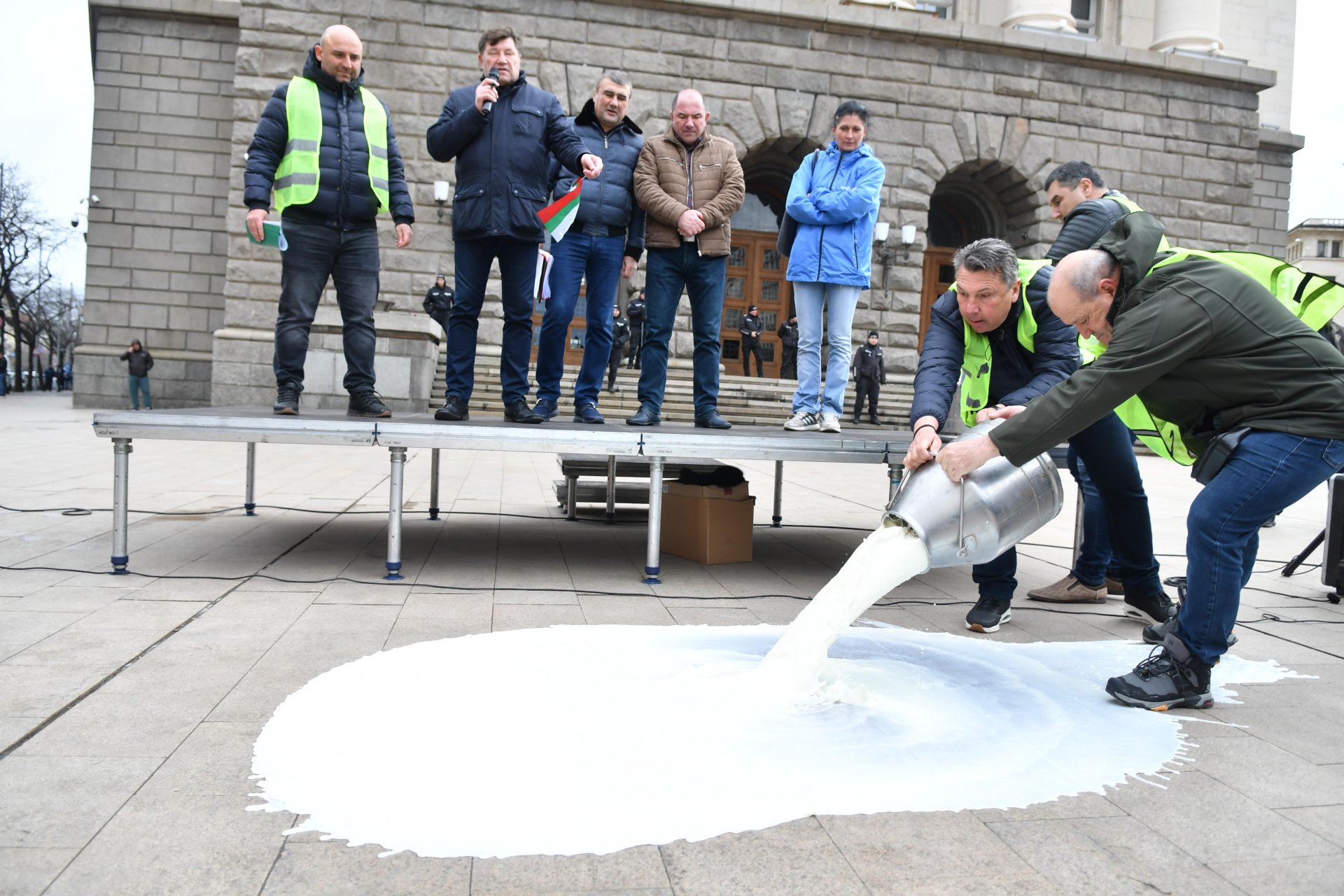 Недоволните животновъди изсипаха прясно мляко пред сградата на бившия Партиен дом