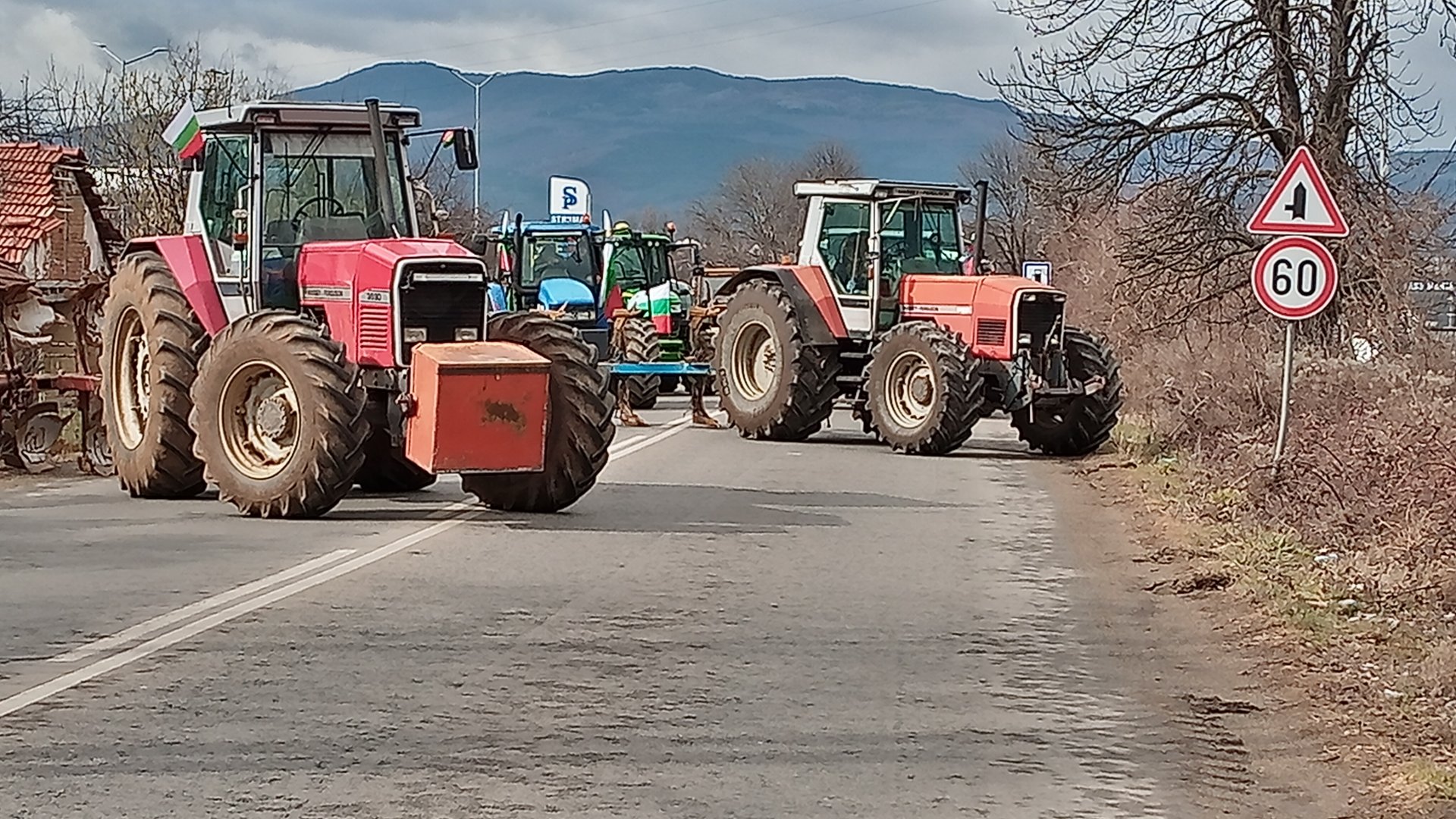 Недоволни производители затвориха и пътя Кюстендил-Дупница край разклона за село Слокощица
