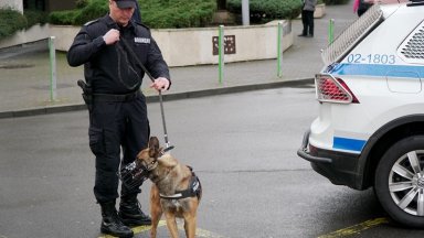Полицейски патрули с кучета дежурят от днес на ключови места в Бургас (снимки)