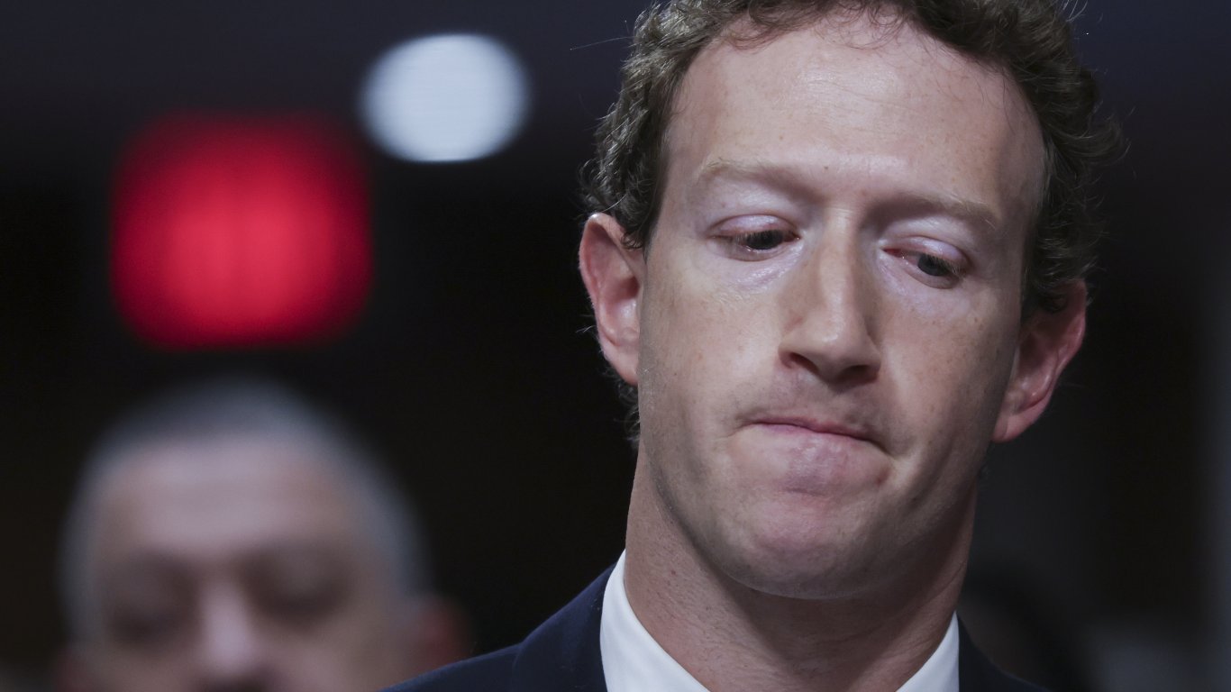 Марк Зукърбърг загуби 3 милиарда долара от срива на Instagram и Facebook