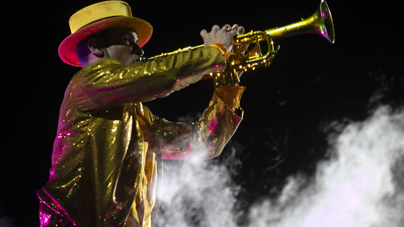 Психеделичното бразилско шоу: Карнавалният ден започва в 7 часа сутринта и завършва със самба парад (снимки)