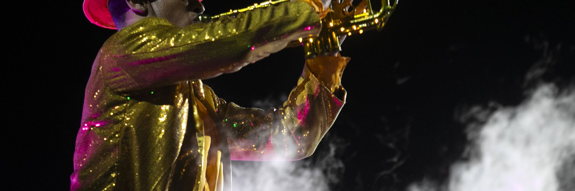 Психеделичното бразилско шоу: Карнавалният ден започва в 7 часа сутринта и завършва със самба парад (снимки)