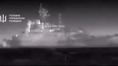 Руски военен кораб е унищожен край бреговете на Крим (видео)