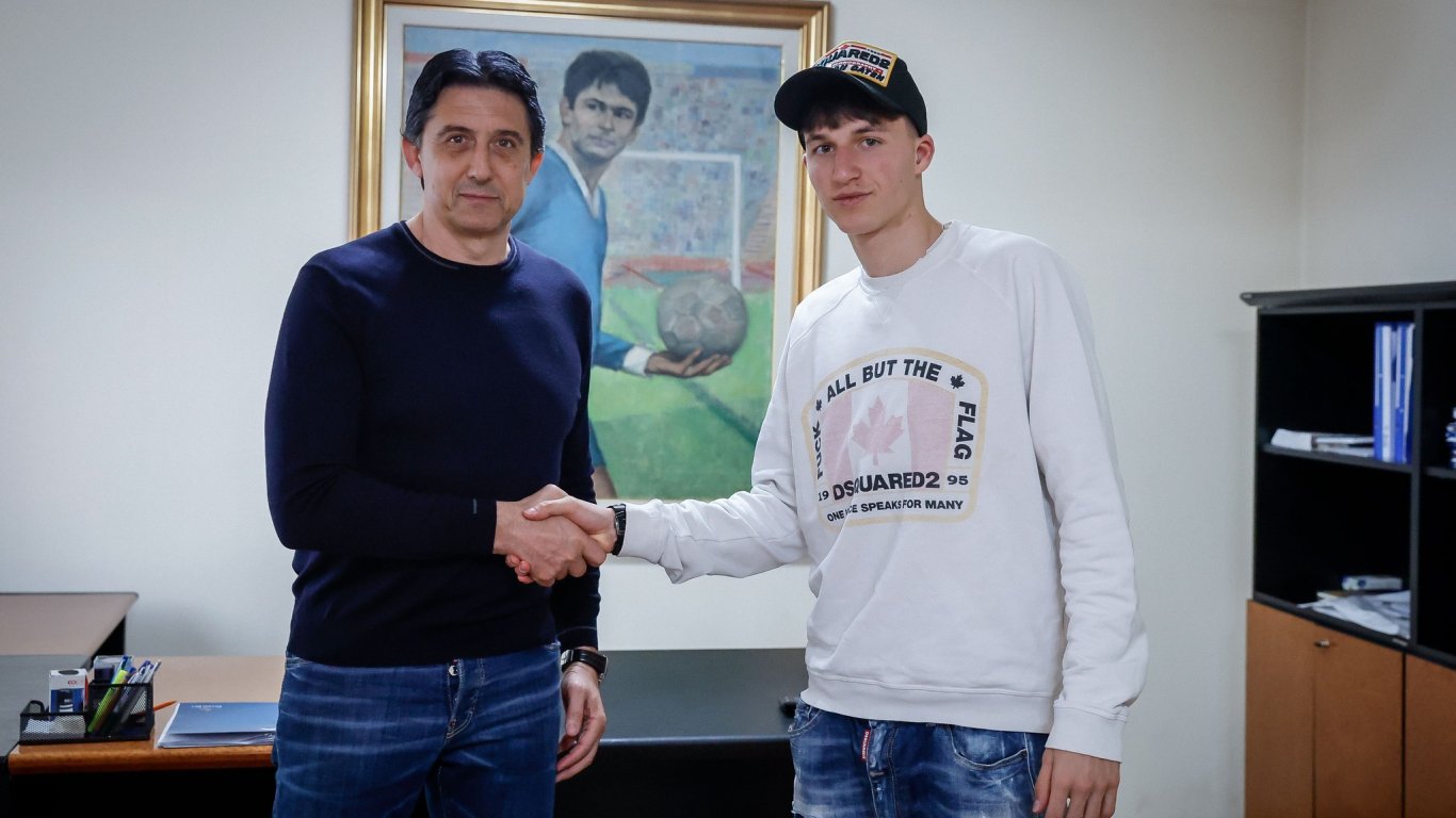 Йовов-младши подписа професионален договор с "Левски"