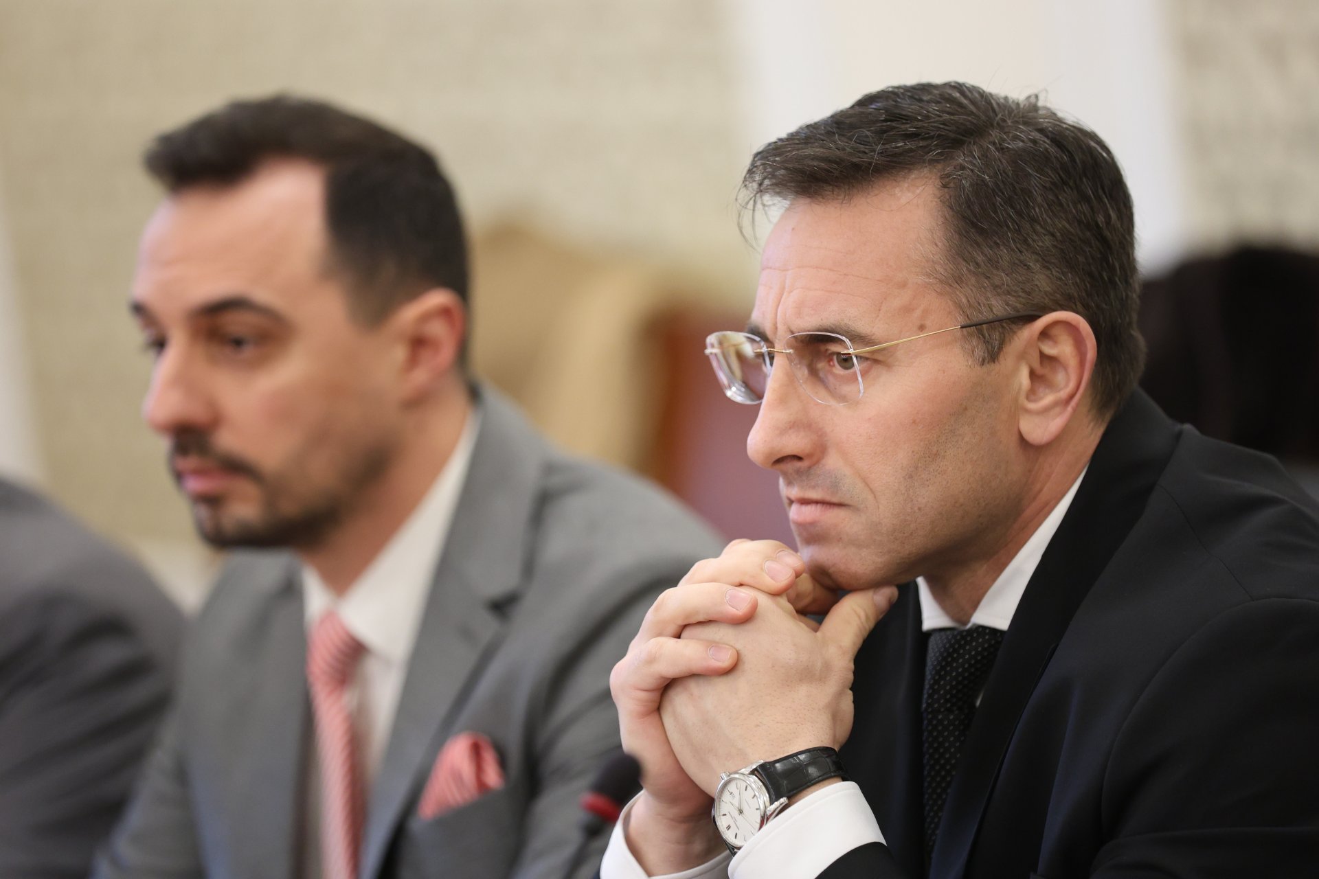 министърът на икономиката и индустрията Богдан Богданов, изпълнителният директор на Националната агенция за приходите Румен Спецов (дясно)