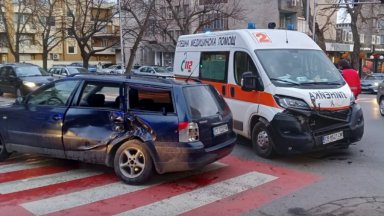 Катастрофа с линейка в Стара Загора, лекар е пострадал