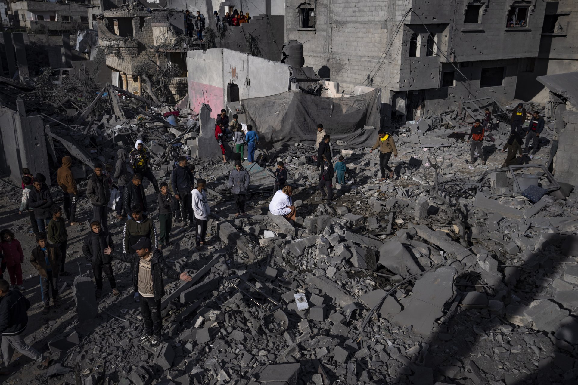 Палестинци са се събрали на мястото на срутена след израелски въздушен удар сграда в Рафах