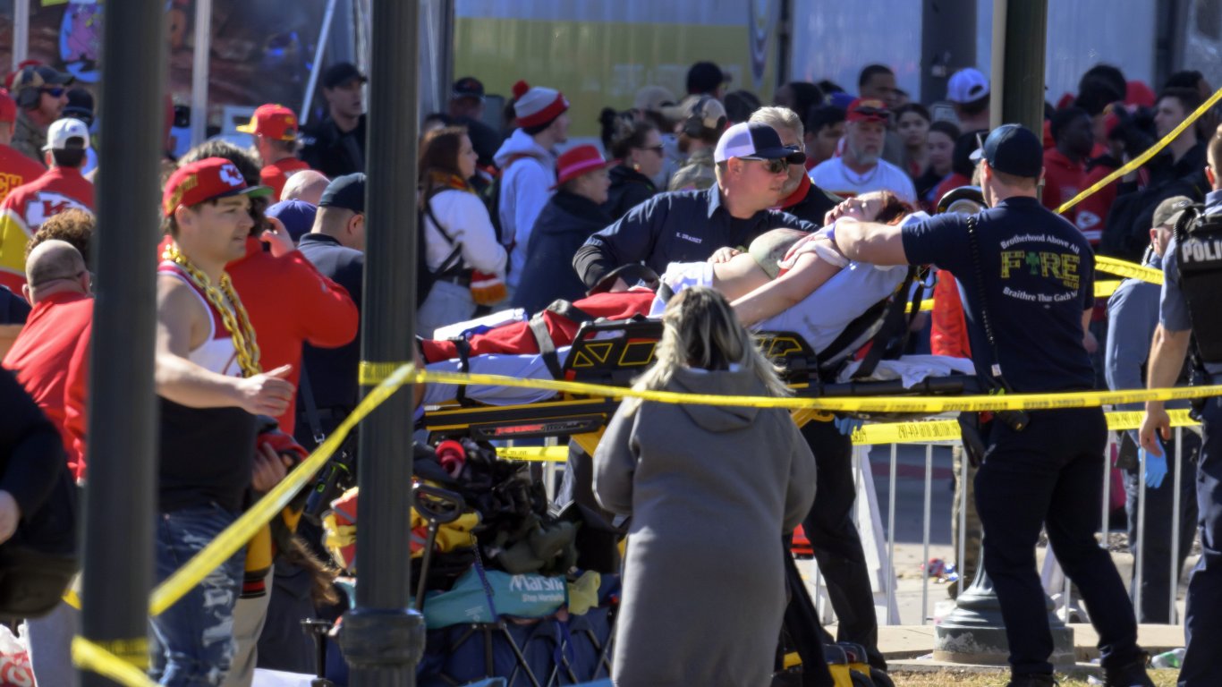 Убит и 21 ранени след стрелбата на победния парад в Канзас след Супербоул (снимки/видео)
