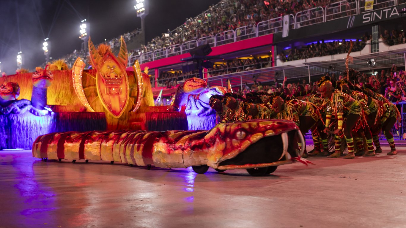 Школата по самба "Вирадуро" стана шампион на карнавала в Рио