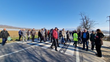 Протест срещу изграждане на фотоволтаици затвори пътя между Петрич и Сандански