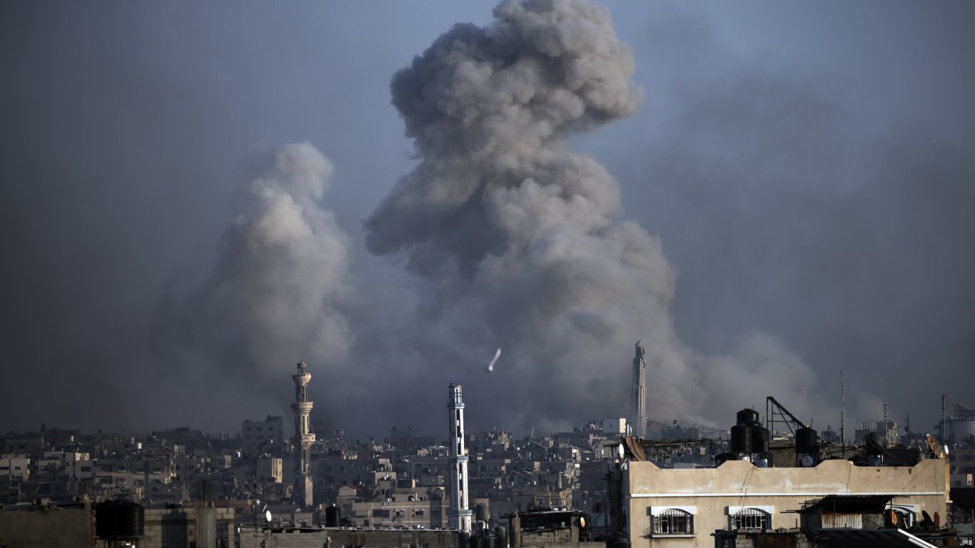 Въздушна тревога огласи израелския град Ейлат заради удари с ракети и дронове на хусите