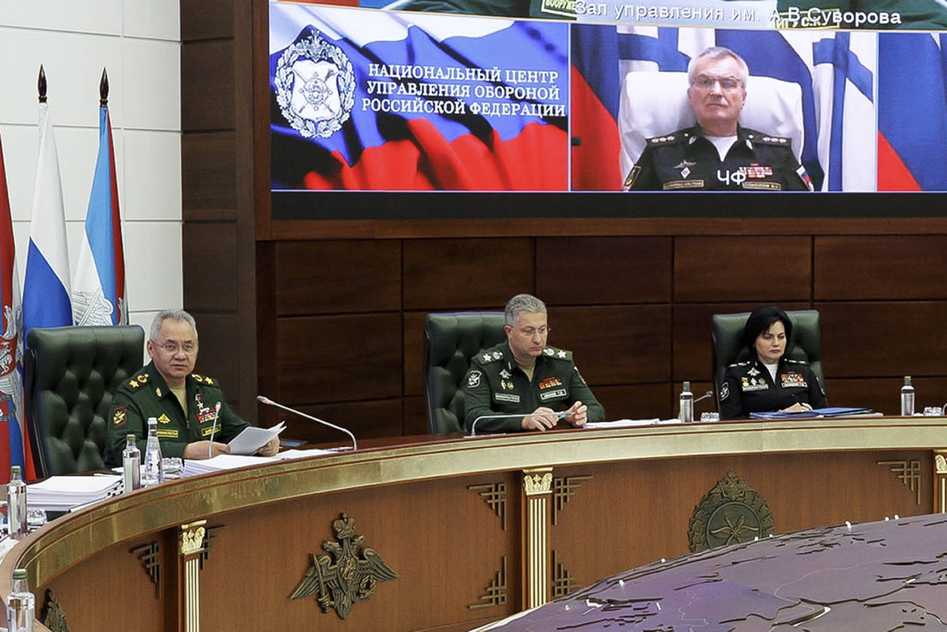 В тази снимка, разпространена от руското министерство на отбраната на 27 септември 2023 г. на монитора горе вдясно се вижда командващият руския Черноморски флот адмирал Виктор Соколов
