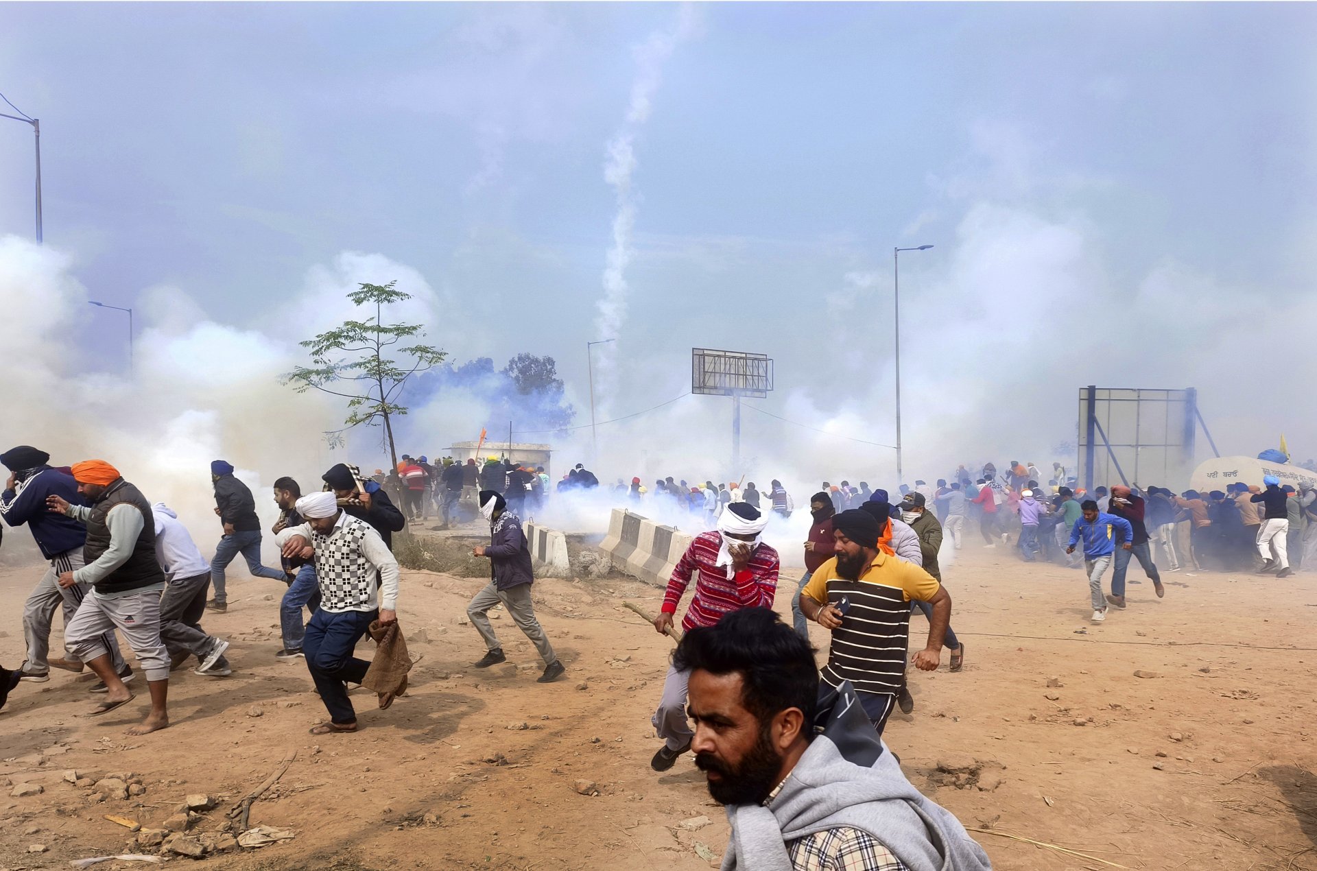 Фермери търсят укритие, след като индийската полиция се опитва да ги разпръсне със сълзотворен газ
