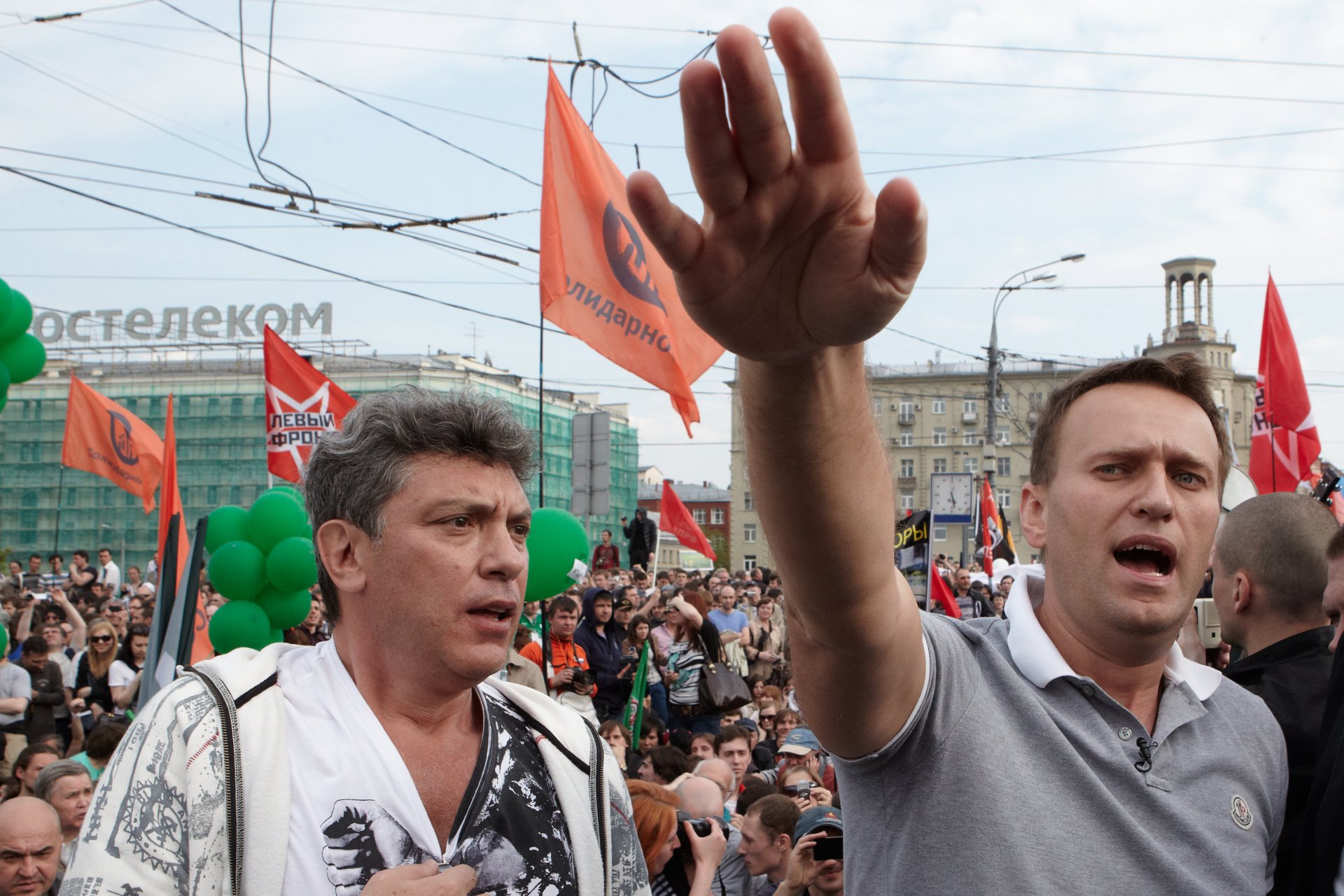 6 май 2012 г. - Лидерите на опозицията Борис Немцов (вляво) и Алексей Навални по време на протестен митинг "Марш на милионите" срещу Владимир Путин в Москва. Над 250 души бяха арестувани, включително лидери на опозицията. 