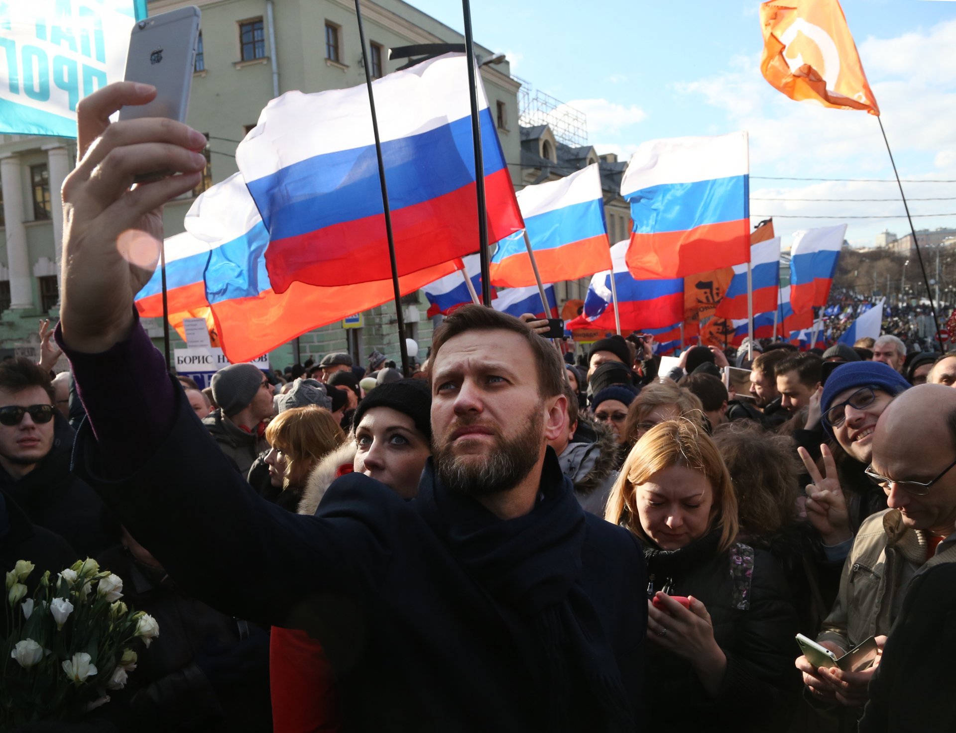 27 февруари 2016 г. - Пусналият брада Алексей Навални прави селфи, докато съпругата му Юлия гледа зад рамото му по време на масово шествие, отбелязващо една година от убийството на Борис Немцов. Няколко хиляди души проведоха шествие в Москва в памет на руския опозиционен лидер.