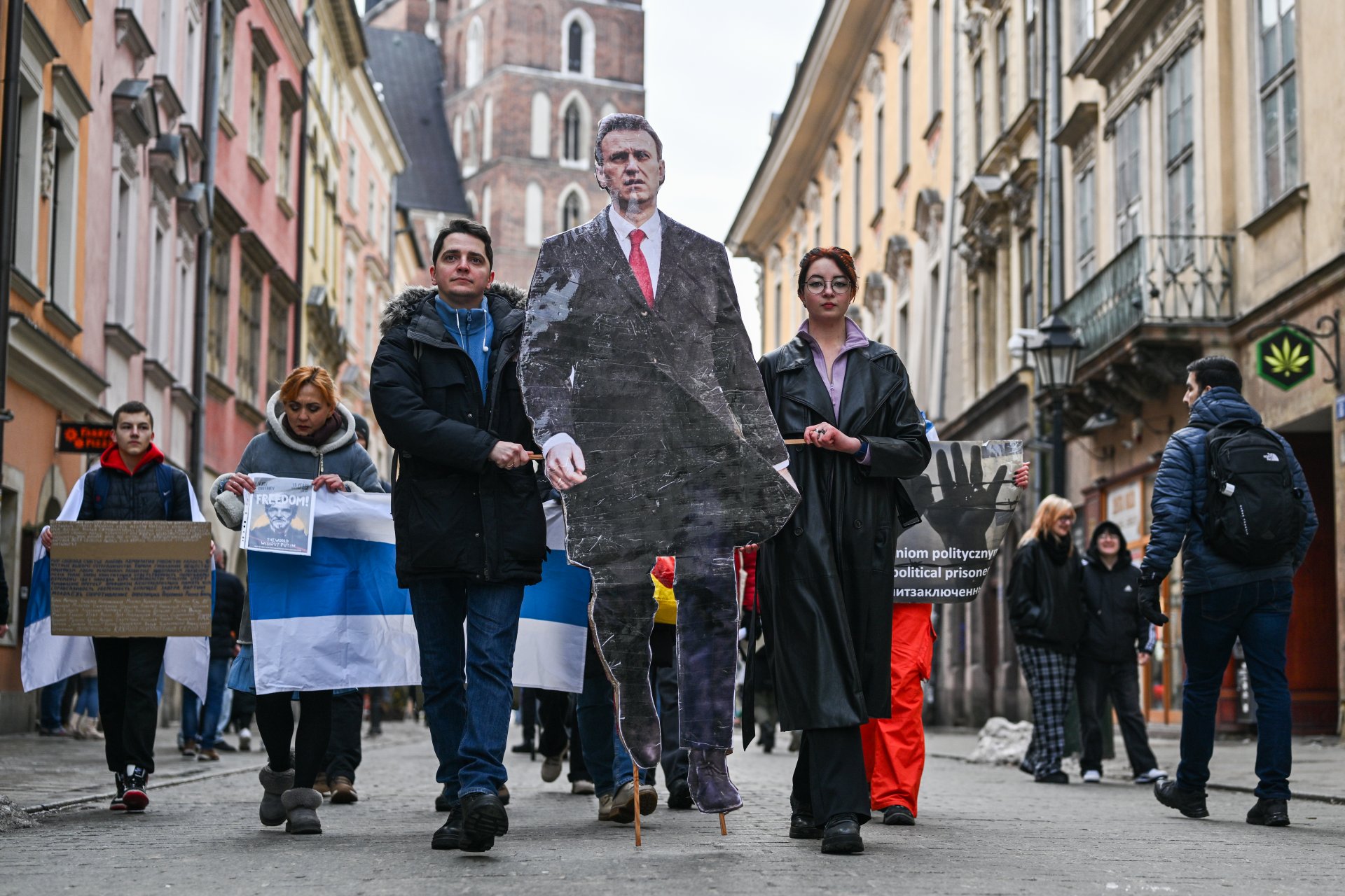 21 януари 2024 г. - Поддръжници на Алексей Навални държат транспаранти и лозунги по време на протест с искане за освобождаването му от затвора. По-рано опозиционерът беше задържан и арестуван в Русия, след като се върна от Германия, където беше хоспитализиран заради съмнения за отравяне. 
