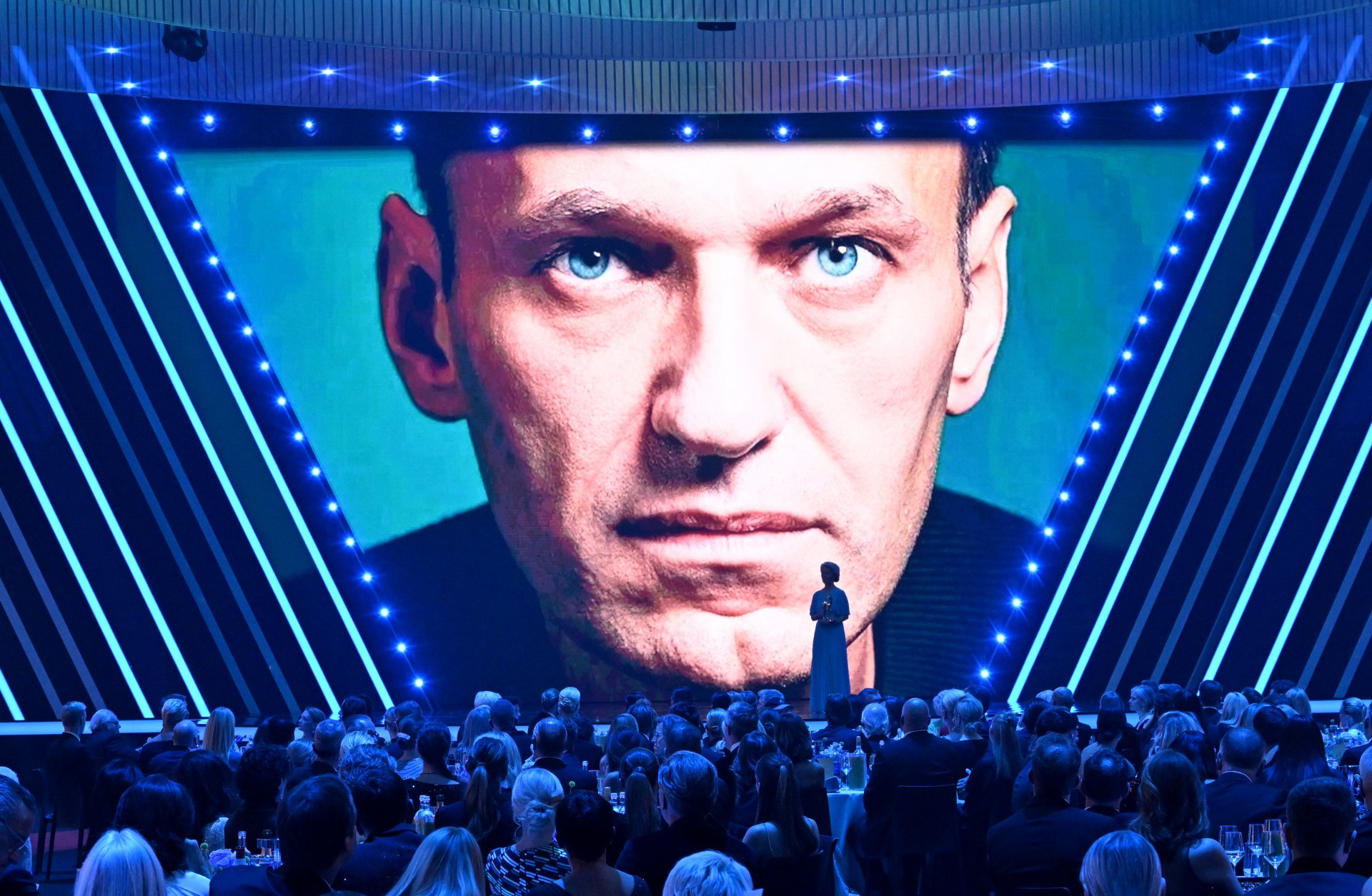 16 ноември 2023 г., Мюнхен - Председателят на ЕК Урсула фон дер Лайен стои пред проекция на портрет на Алексей Навални, докато символично му връчва награда в категорията Смелост на 75-ите награди Бамби на Баварските филмови студиа. 