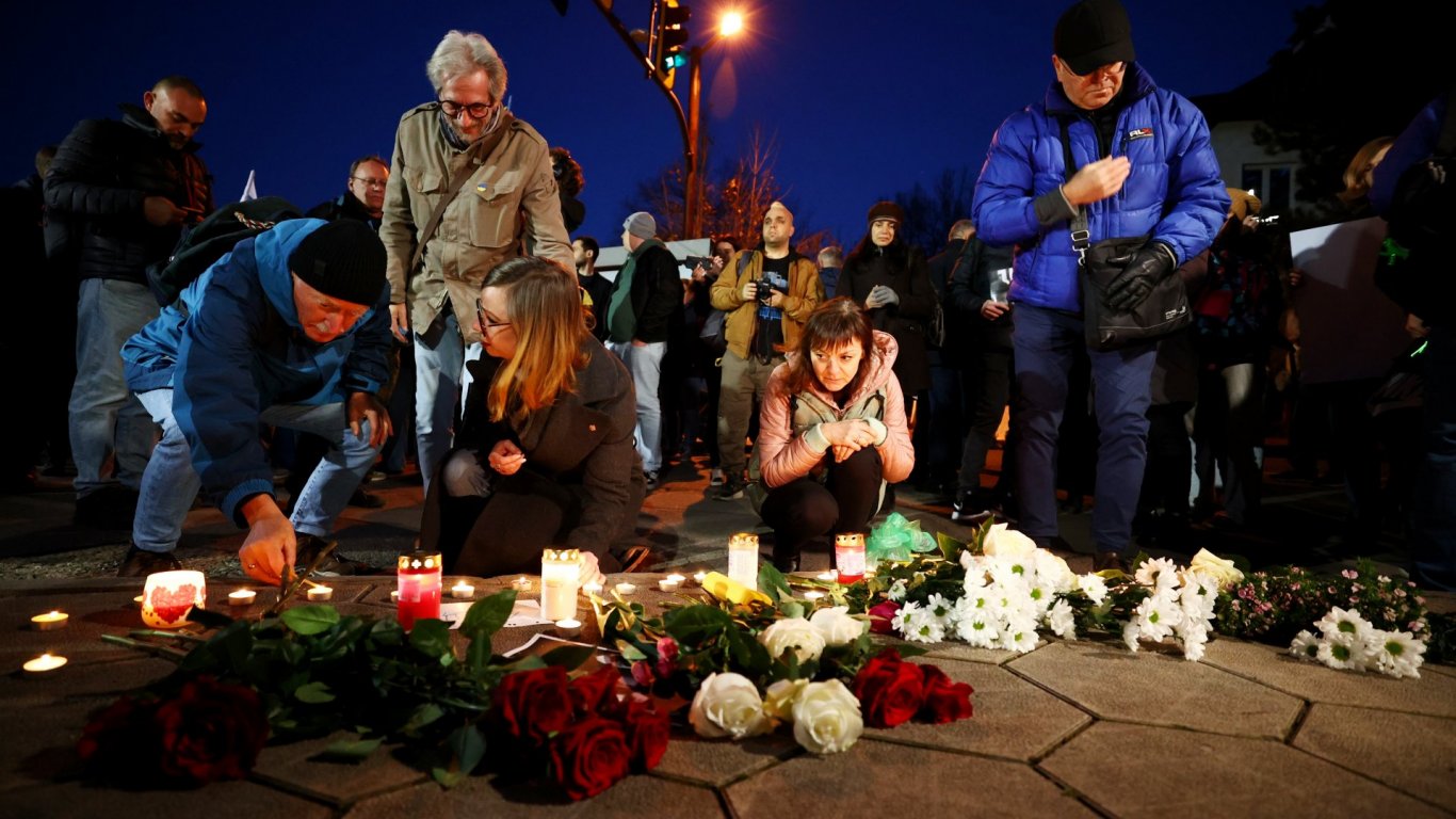Столичани пред руското посолство след смъртта на Навални със свещи, цветя и плакати "Убийци" (снимки)