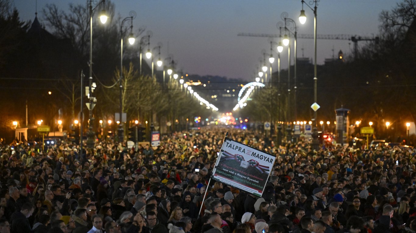 Многохиляден митинг срещу "системата на Орбан" в Будапеща