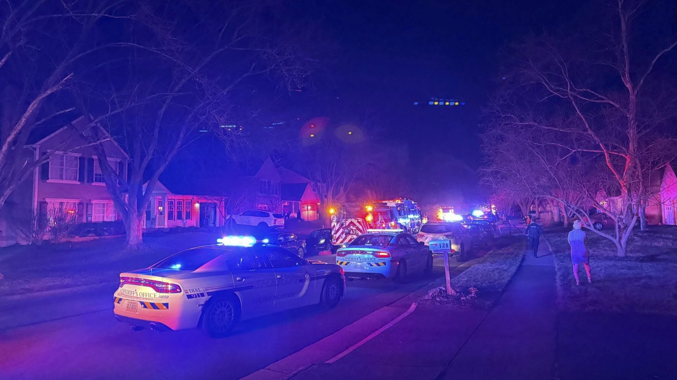 Пожарникар загина, девет негови колеги и двама цивилни са ранени след експлозия в къща