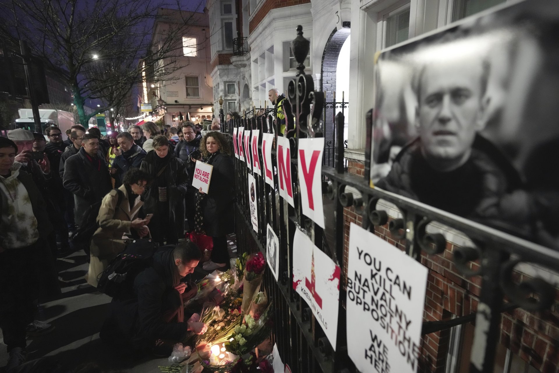 Стотиците цветя и свещи, положени вчера в Москва в памет на Навални, бяха изнесени през нощта предимно в черни чували