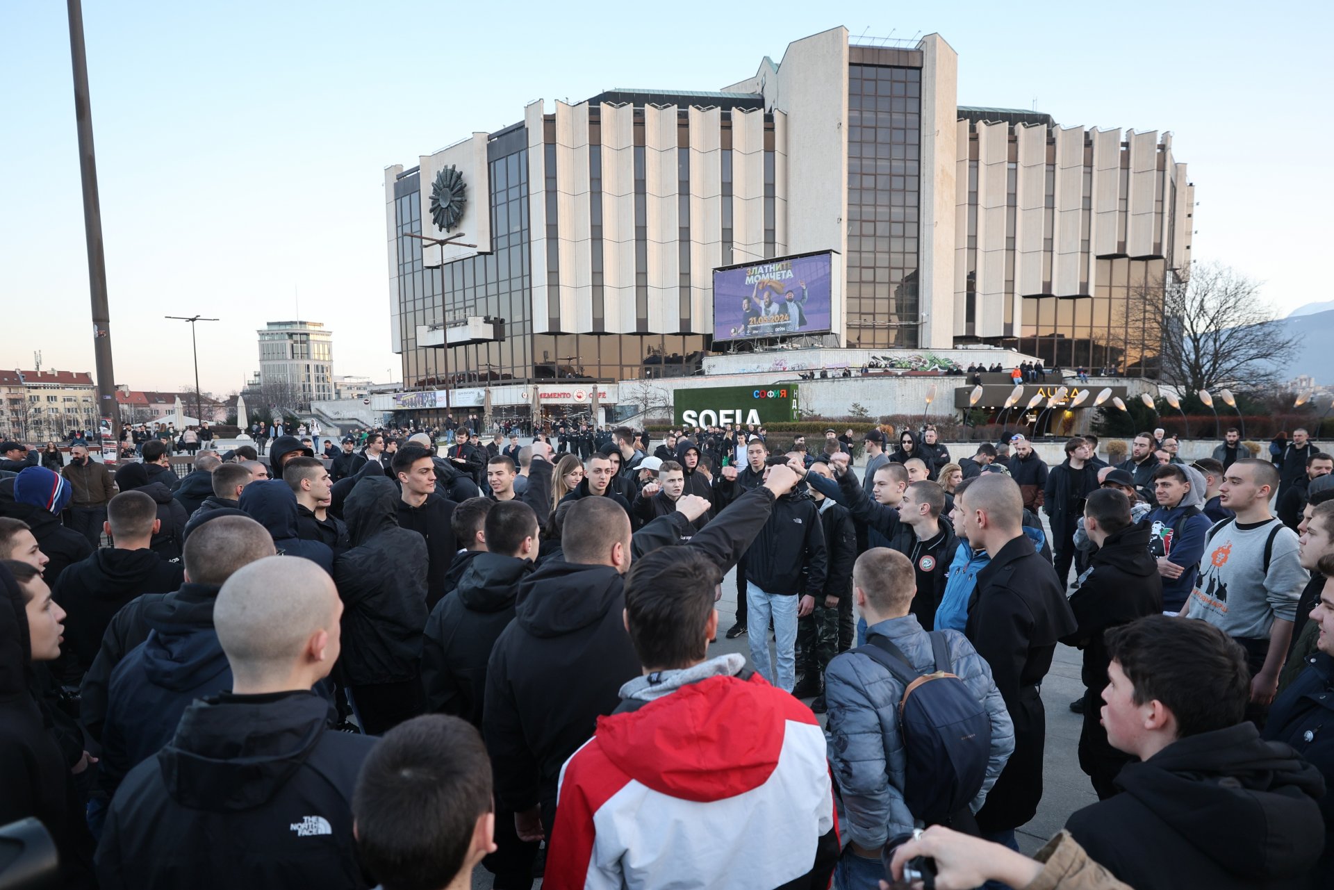В района на НДК се проведе акция в подкрепа на Луковмарш, организирана от Български национален съюз, под наслов "Забранен, но не забравен"